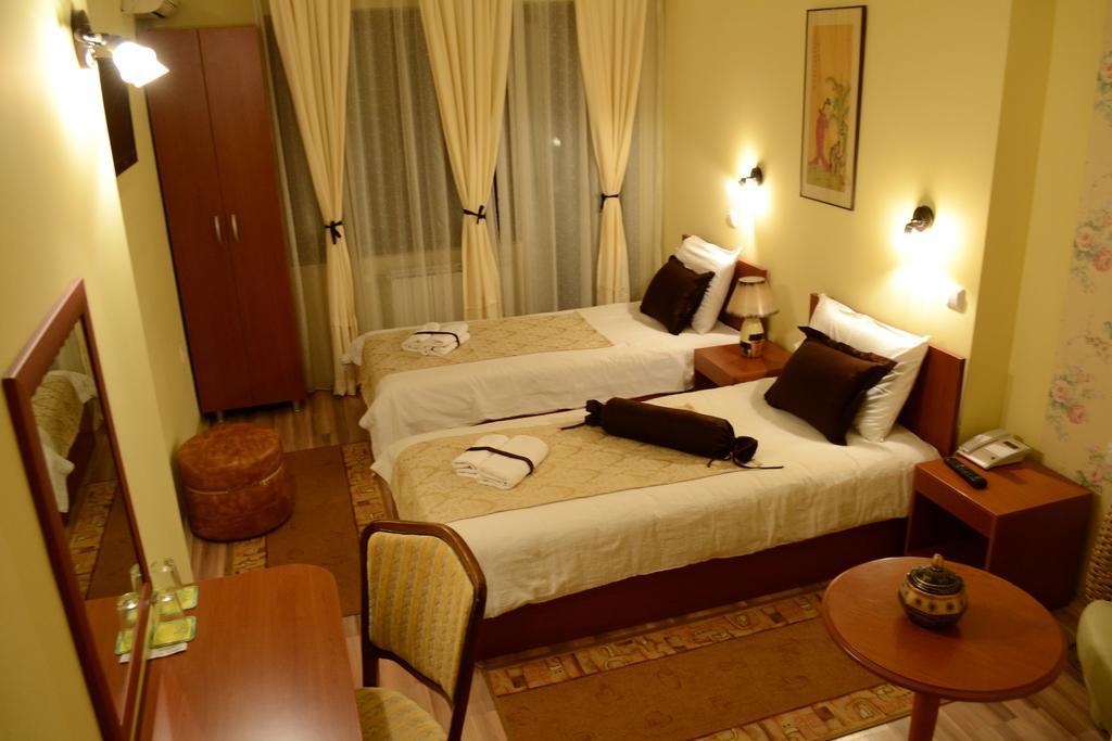 Hotel Pine Skopje Quarto foto
