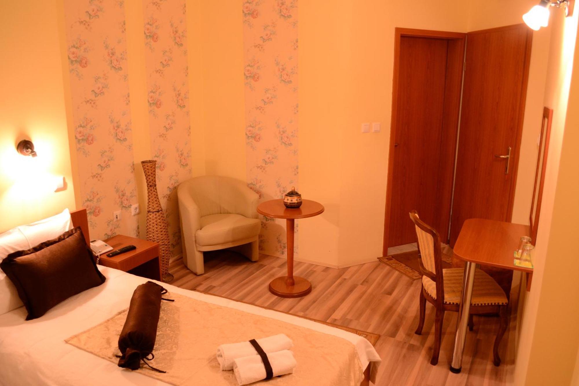 Hotel Pine Skopje Quarto foto