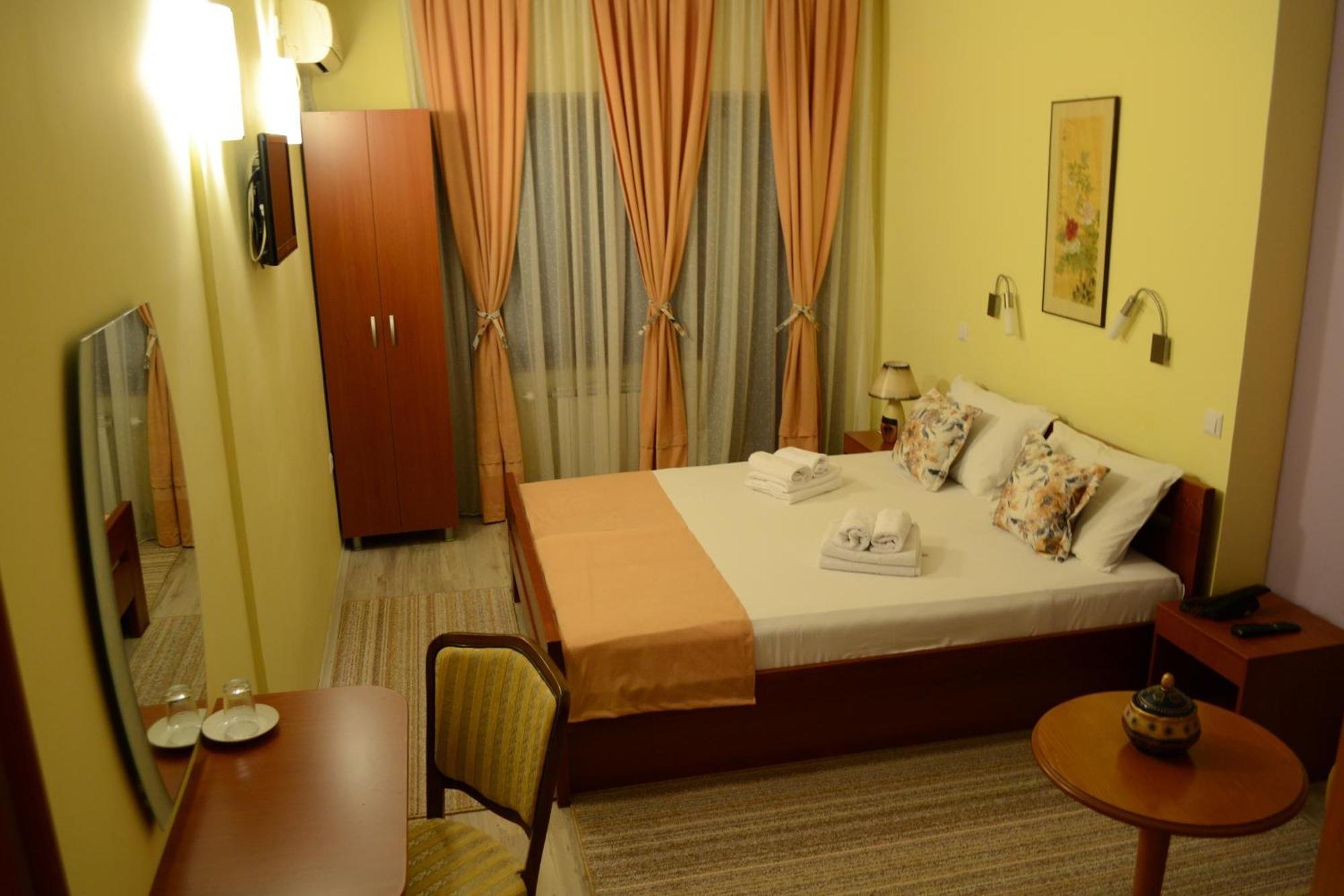 Hotel Pine Skopje Quarto foto