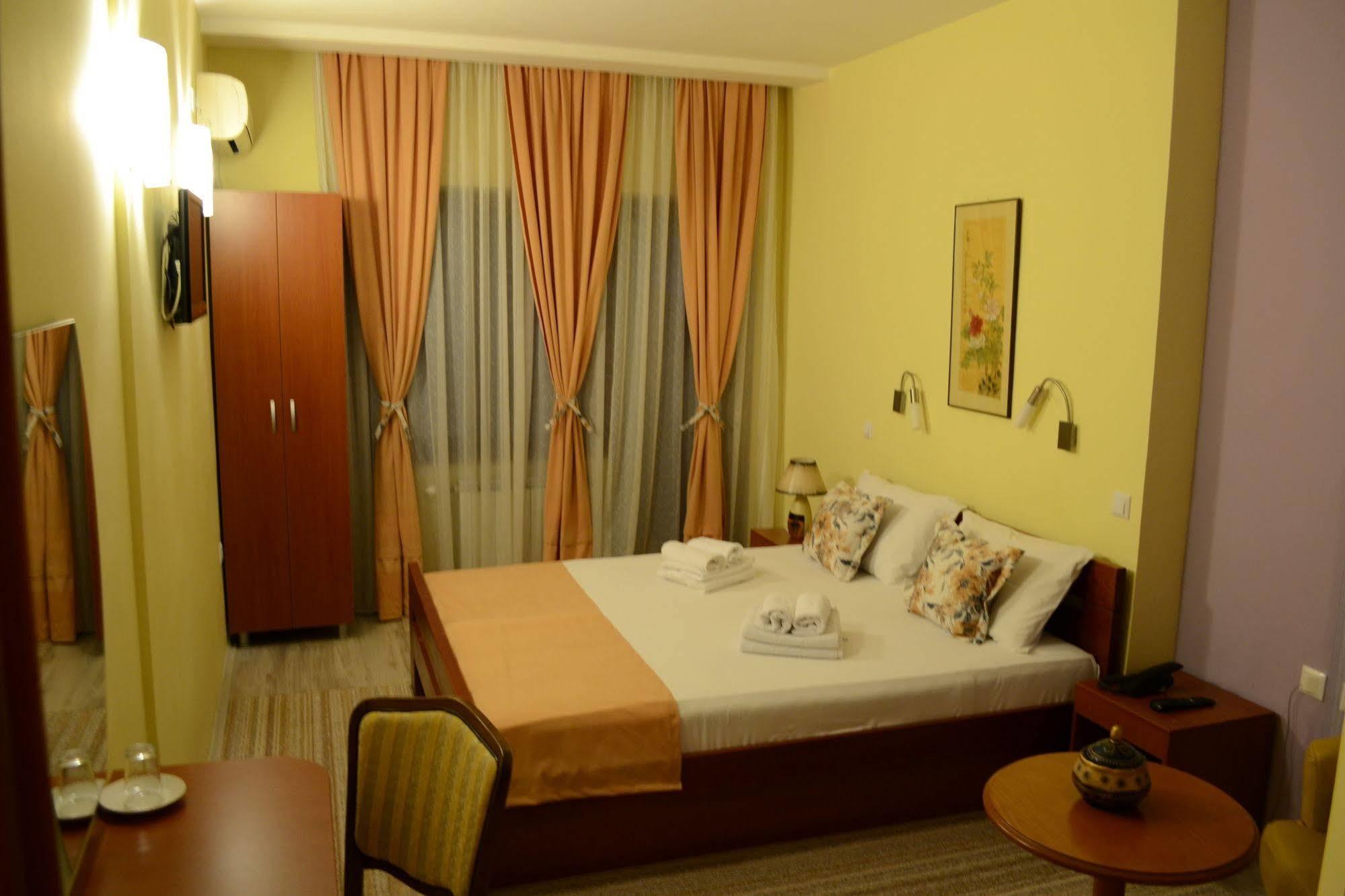 Hotel Pine Skopje Exterior foto