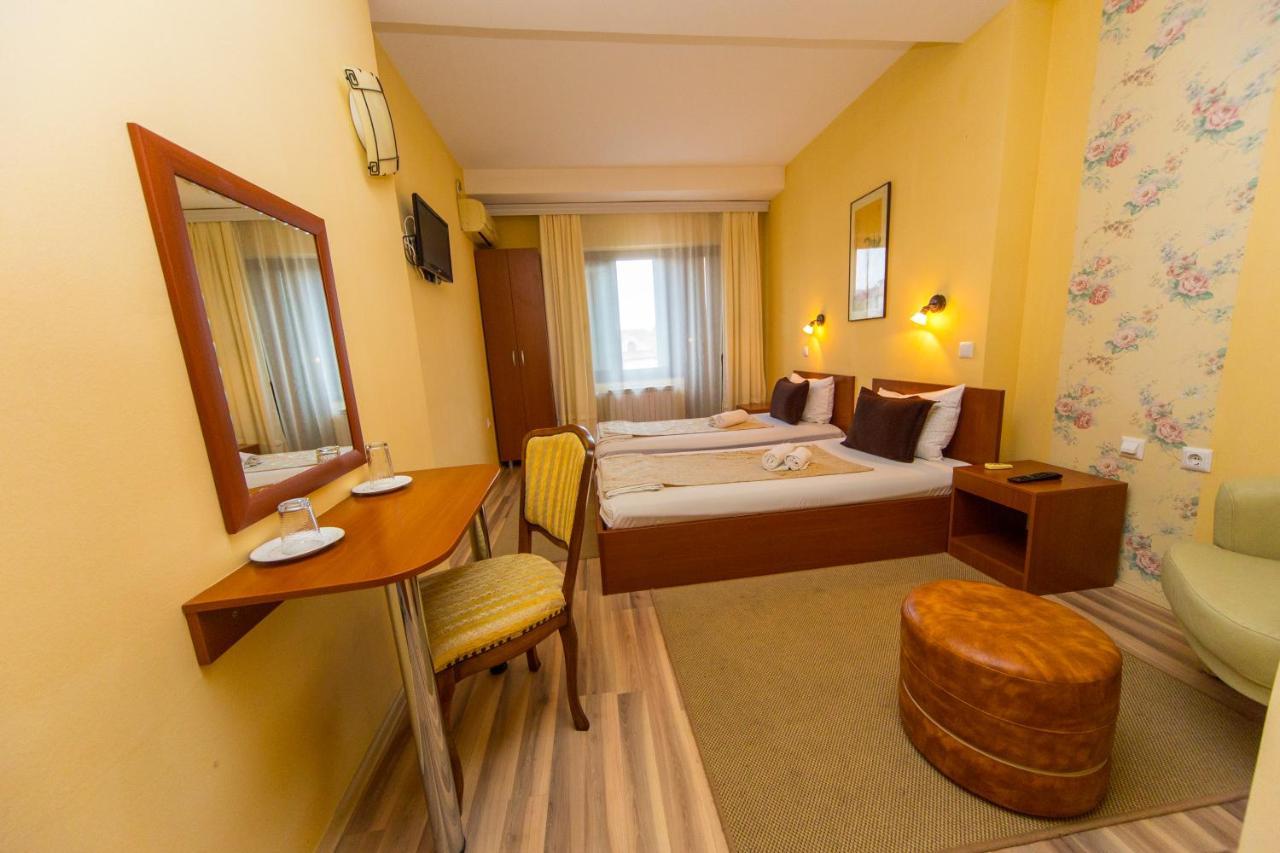 Hotel Pine Skopje Exterior foto